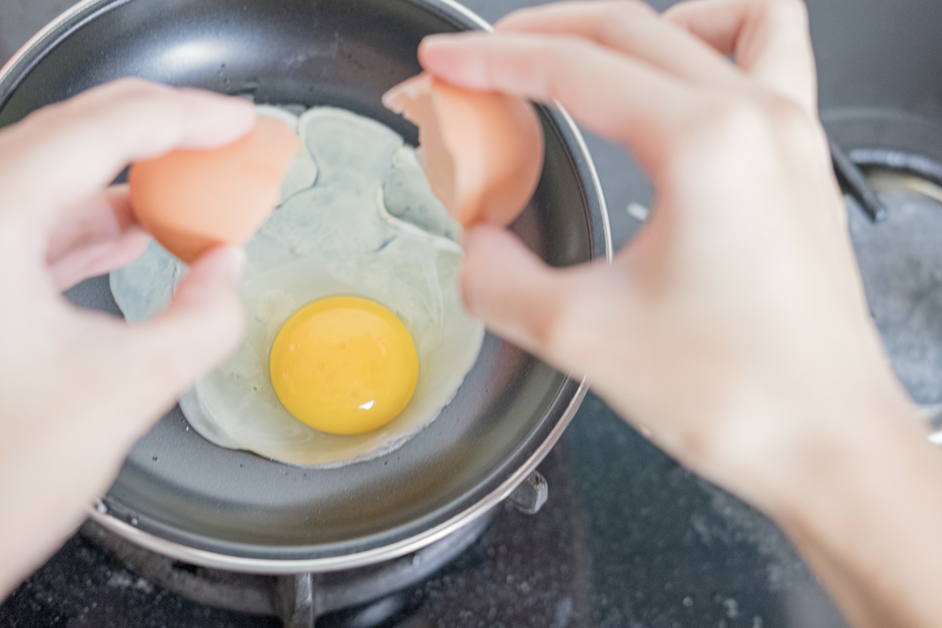 Person cooking eggs